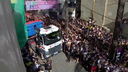 İspanya'da 145 bin kilogram domates havada uçuştu