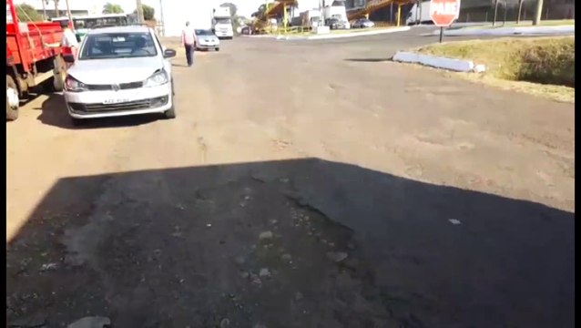 Caminhão e dois carros batem na BR-277, no Trevo Cataratas