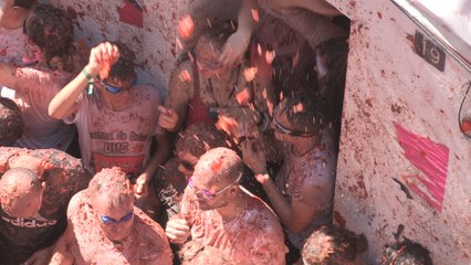La Tomatina de Buñol colorea el final del verano con 145.000 kg de "munición"