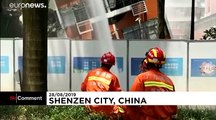 Megbillent egy emeletes lakóépület a kínai Sencsenben