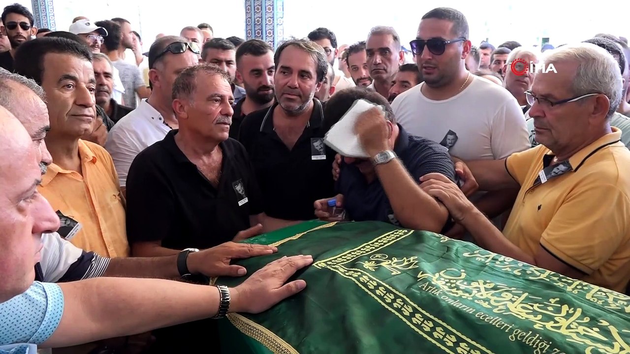 Selahattin Özdemir'e 'Aramızda Sıra Dağlar' şarkısıyla veda