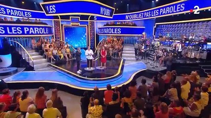 Une participante reçoit les encouragements du président de l’OL lors de l’émission NOPLPoff