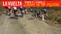 Chute dans le peloton / Crash in the peloton - Étape 5 / Stage 5 | La Vuelta 19