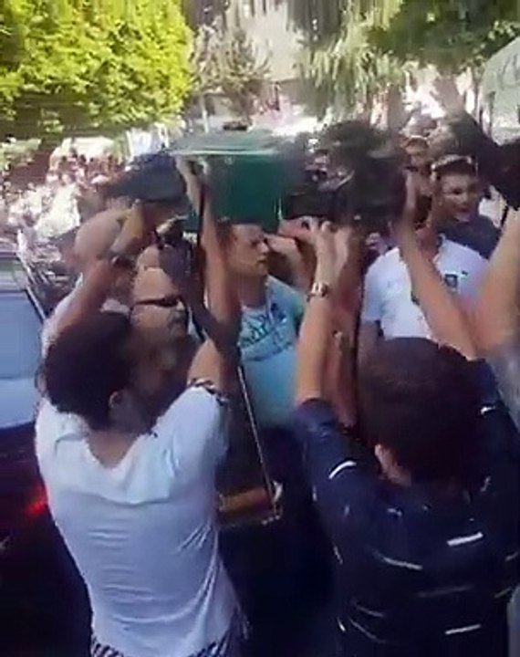 Ünlü sanatçı Selahattin Özdemir'e 'aramızda sıra dağlar' şarkısıyla veda...