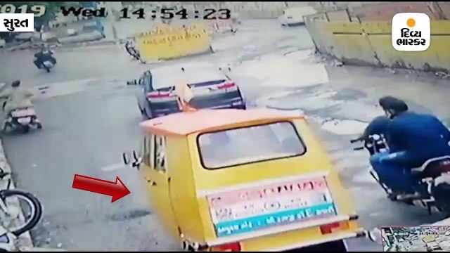 કતારગામ દરવાજા નજીક રસ્તા પર દોડતી રીક્ષા ખાડાઓના કારણે પલટી મારી ગઈ