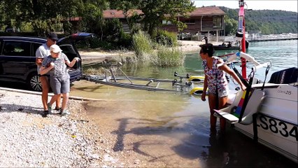 Jura: il équipent leur bateau pour profiter du lac de Vouglans avec leur fils handicapé