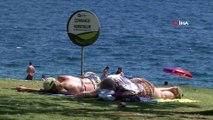 Antalya’da sıcaklık 39 dereceye dayanınca tatilciler sahillere akın etti