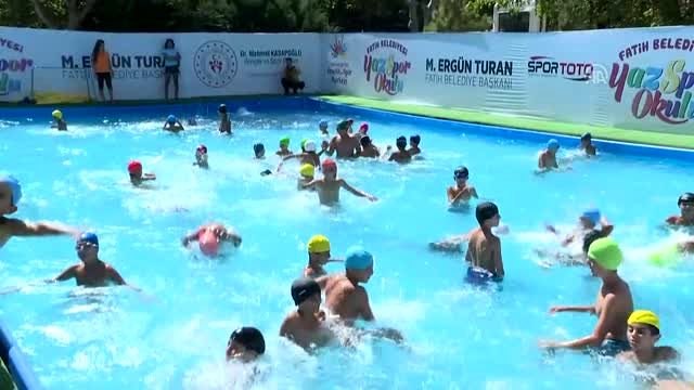 Kasapoğlu, Yüzme Bilmeyen Kalmasın projesine katılan öğrencileri ziyaret etti