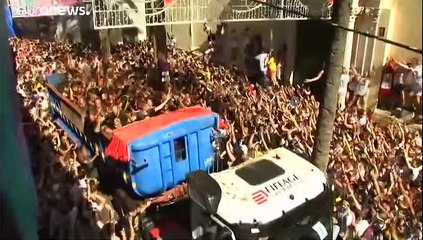 شاهد: مهرجان معركة الطماطم في إسبانيا
