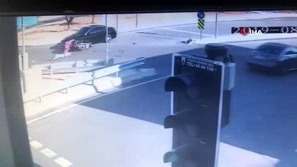 Maltepe'de kurye gencin hayatını kaybettiği feci kaza kamerada