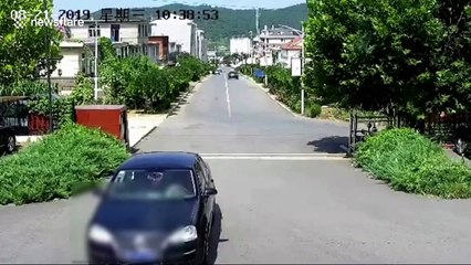 Heroic man manages to stop driverless car from rolling down road in China