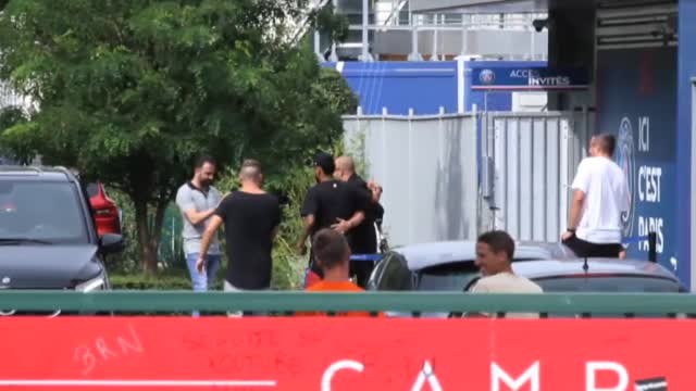 Neymar sigue entrenándose mientras se resuelve su futuro