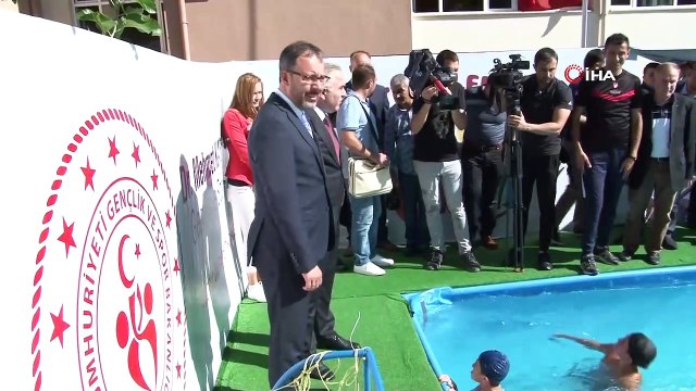 Bakan Kasapoğlu: '2020’nin sonuna kadar 1 milyon kişiye yüzme öğreteceğiz'
