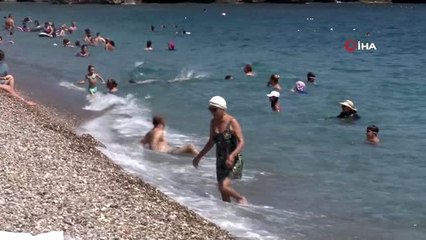 Antalya'da sıcaklık 39 dereceye dayanınca tatilciler sahillere akın etti