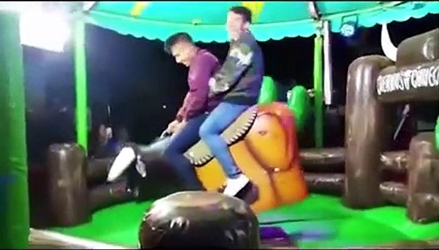 Après ce tour de taureau mécanique ces 2 hommes ne se regarderont plus pareil