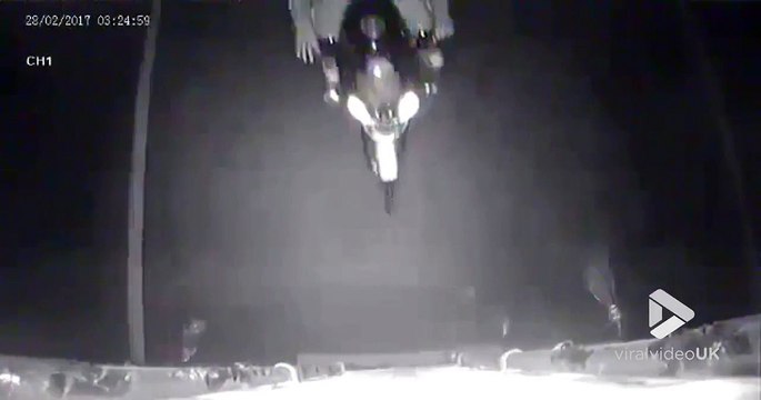 Ces braqueurs à moto tentent d'ouvrir un camion en route... Attention à la chute