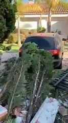 Il démarre la voiture familiale et rate la sortie du parking
