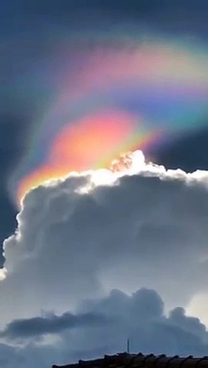 Ce qu'il filme dans le ciel de Singapour est magnifique :  Arc-en-ciel circumhorizontal