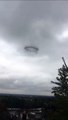 Mystère : un cercle de fumée noire apparaît dans le ciel. Oiseaux, nuage, OVNI???