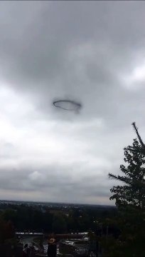Mystère : un cercle de fumée noire apparaît dans le ciel. Oiseaux, nuage, OVNI???