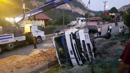 Park halindeki odun yüklü kamyon yan yattı