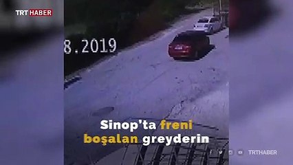 Freni boşalan greyder park halindeki otomobili ezdi