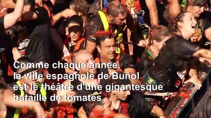 Bataille géante de tomates pour la traditionnelle fête de la "Tomatina" en Espagne
