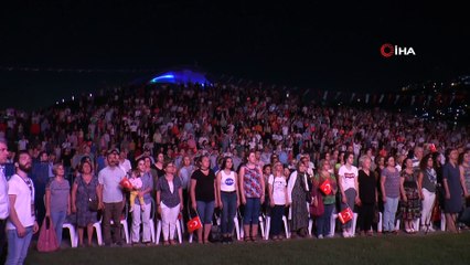 İzmit'te 30 Ağustos coşkusu Sunay Akın'la sahile taştı