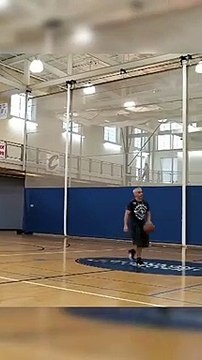 Un basketteur marque sept paniers consécutivement, un nouveau record