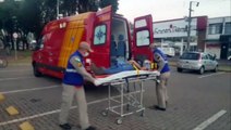 Ciclista é socorrido após sofrer queda na Avenida Brasil