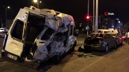 İskenderun'da freni patlayan kamyon 12 araca çarptı: 2'si çocuk 13 kişi yaralandı