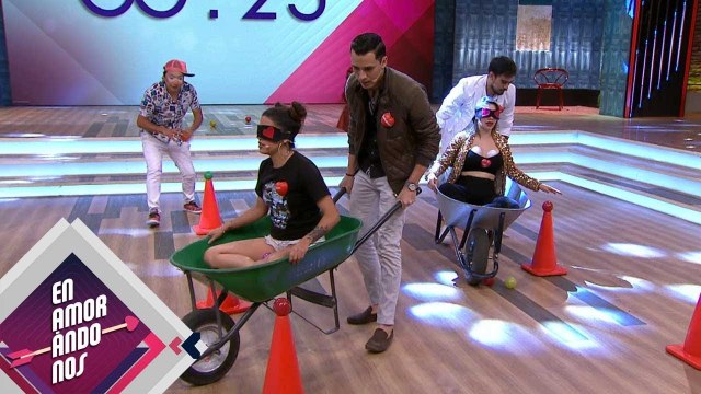 ¡Los amorosos juegan 'Carretillas a ciegas'! | Enamorándonos