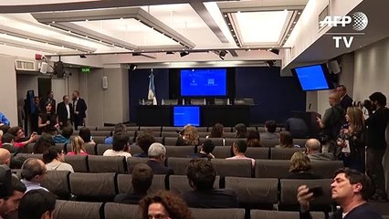 Argentina busca extender plazos de su deuda para calmar los mercados