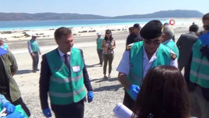 Yükümlülerden Salda Gölü'nde temizlik...3 römork çöp toplandı