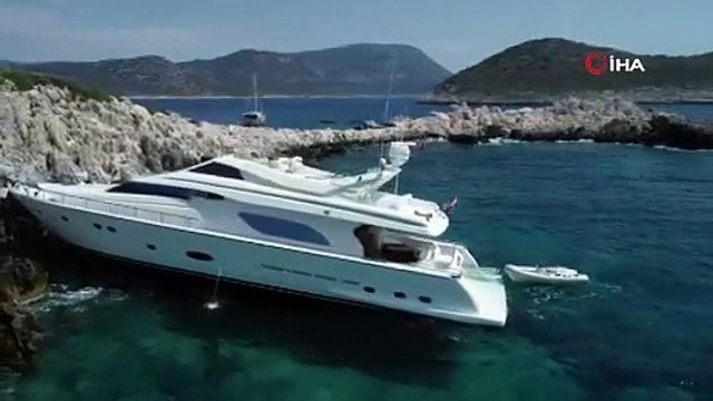 Kaş’ta lüks tekne kayalıklara çarptı: 2 yaralı