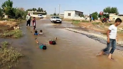 Çocuklar göle dönen sokakta böyle yüzdü