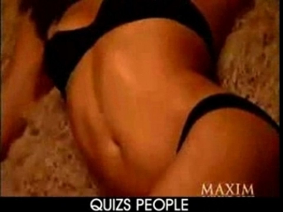 Qui est cette jolie brune bronzée ?