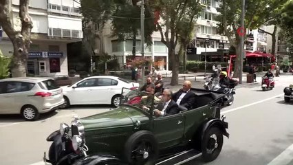 Bağdat Caddesi'nden Dolmabahçe'ye klasik araçlarla zafer konvoyu