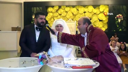 Genç çift düğünde pasta yerine Maraş dondurması kesti