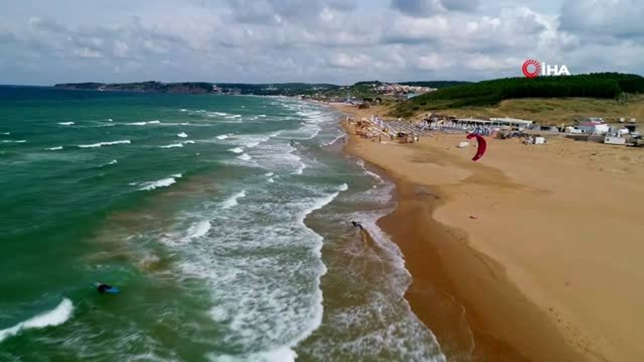 Miami sahilleri değil İstanbul... Kilyos sahillerinde uçurtma sörfü yapan sporcular havadan...