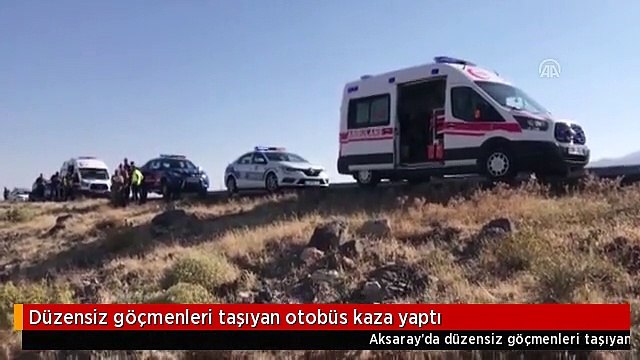 Düzensiz göçmenleri taşıyan otobüs kaza yaptı