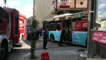 Gaziosmanpaşa'da kontrolden çıkan halk otobüsü bir evin duvarına çarptı. Kazada yaralılar olduğu öğrenilirken, olay yerine  polis ve sağlık ekipleri sevk edildi.
