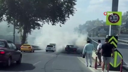 Fatih’te seyir halindeki araçta yangın