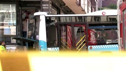 Gaziosmanpaşa'da kontrolden çıkan halk otobüsü bir evin duvarına çarptı.