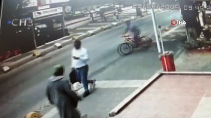 Gencin bisikletle tehlikeli oyunu sonu oluyordu...Kaza anları kamerada
