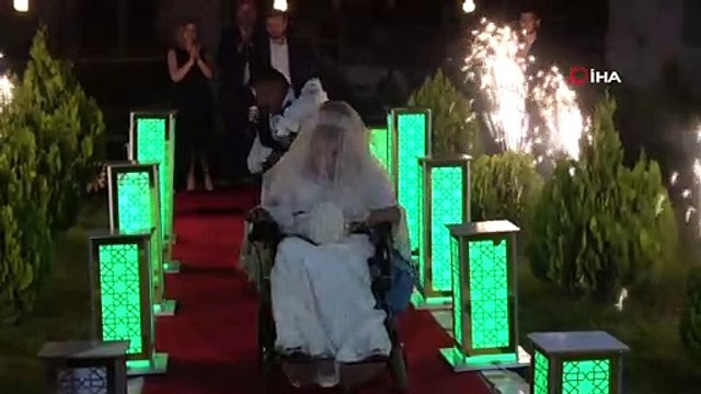 Aşkları engel tanımadı...Rehabilitasyon merkezinde tanışan bedensel engelli çift dünya evine girdi