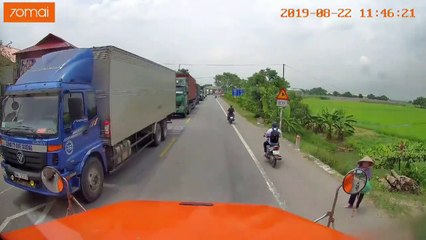 Ấm lòng trước hành động bất ngờ của lái xe Container với cụ già qua đường