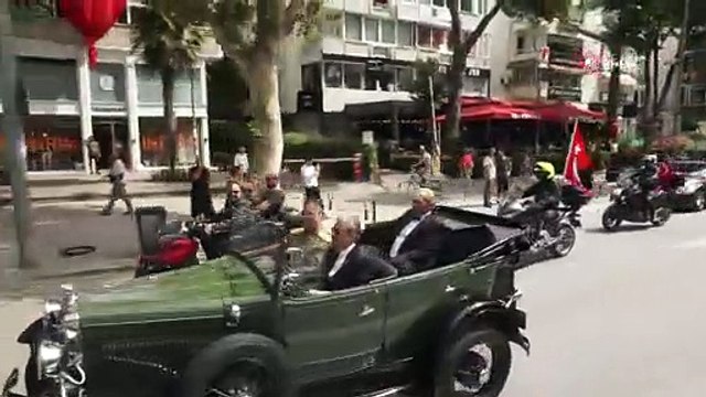 Bağdat caddesi'nden Dolmabahçe'ye klasik otomobillerle '30 Ağustos' zafer geçidi