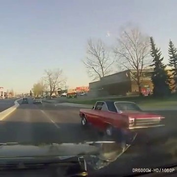 VÍDEO: Parece que a este coche se le ha adelantado la revisión