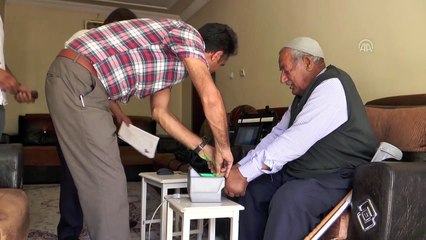 Hasta ve yaşlılara 'evde nüfus cüzdanı' hizmeti - VAN